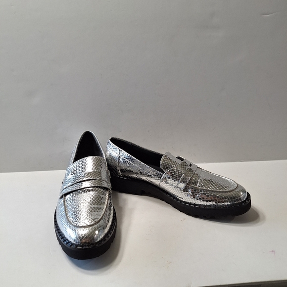 Franco Sarto Cassandra Metallic Silver Snake Print Faux Leather Loafers Size: 8 - Picture 10 of 14